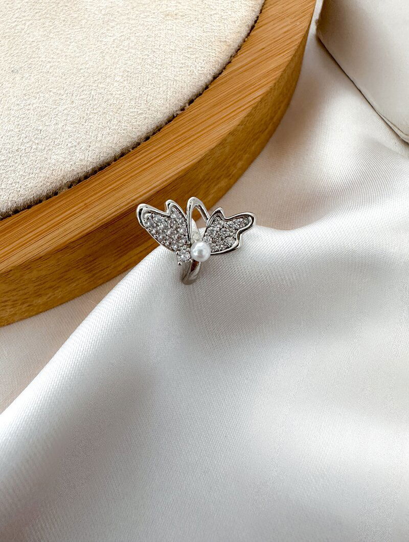 Piercing Fake Folheado a Ouro 18k e Prata Borboleta com Pérola