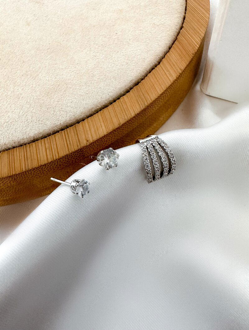 Piercing Fake Folheado a Ouro 18k e Prata com Dois Brincos Ponto de Luz