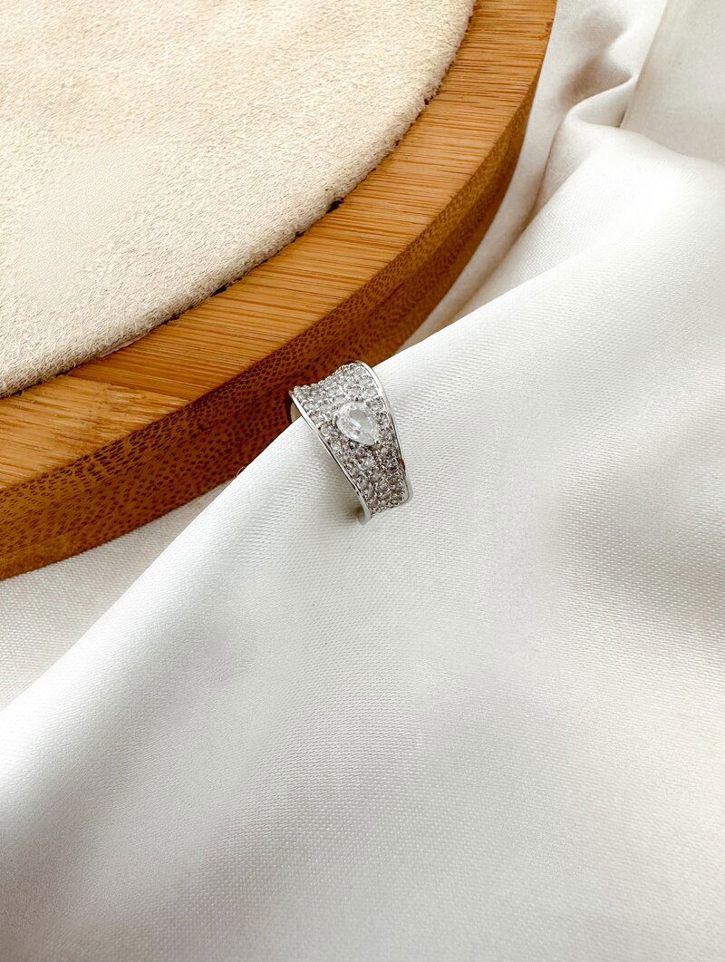 piercing fake folheado a ouro 18k e prata cravejado com gota em zircônia