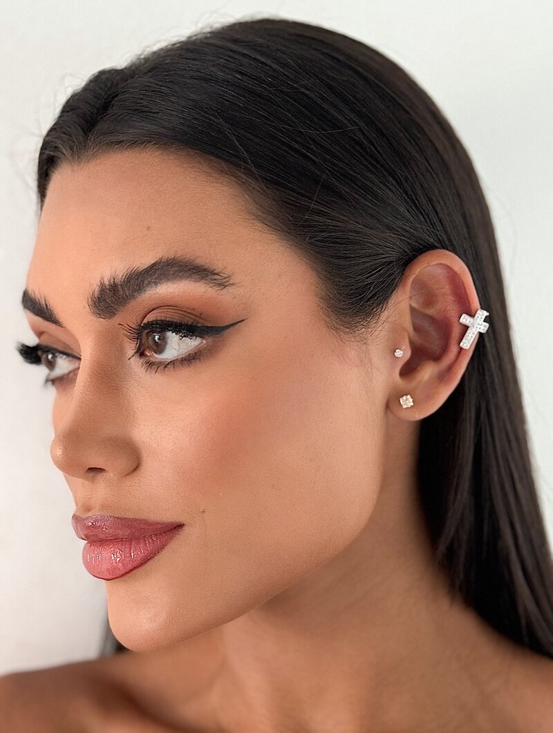 Piercing Fake Folheado a Ouro 18k e Prata Crucifixo Cravejado