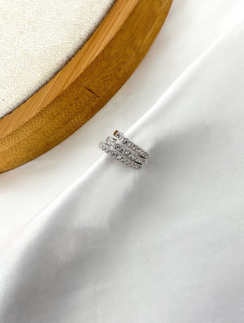 Piercing Fake Folheado a Ouro 18k e Prata Três Fios Cravejados