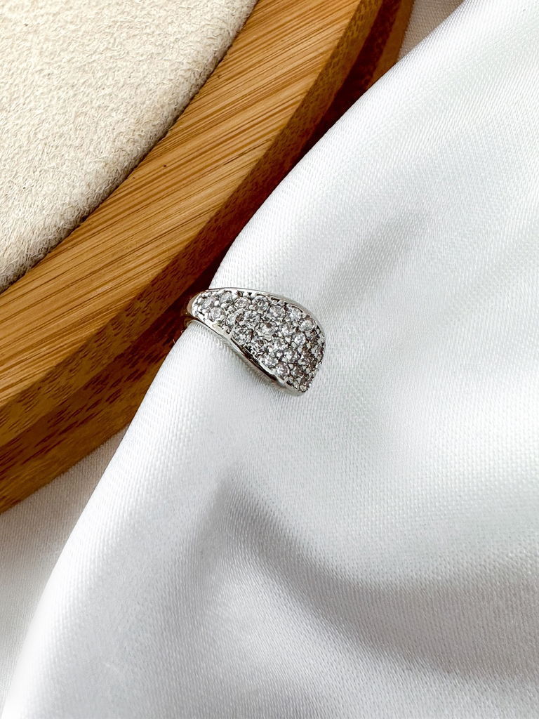 Piercing Fake formato gota com micro zircônia folheado a ouro 18k e prata 925