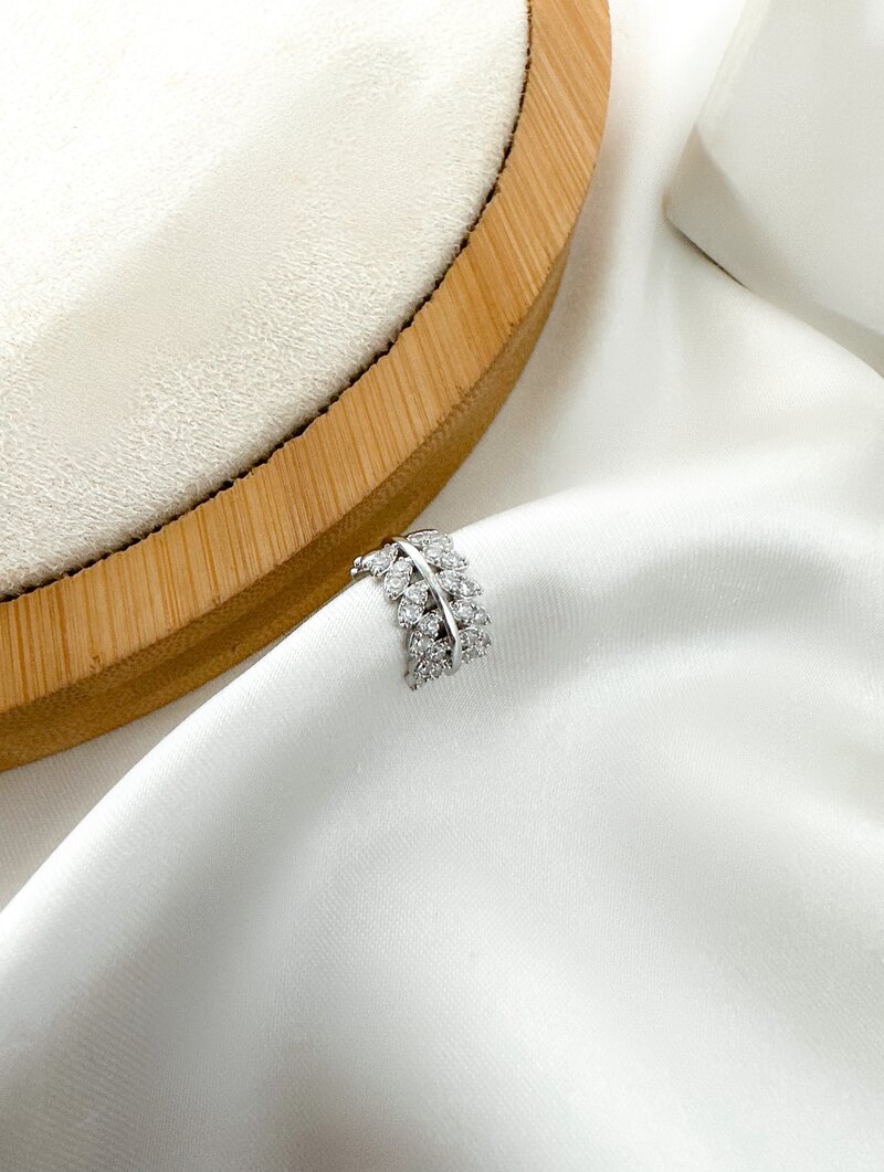 Piercing Folheado a Ouro 18k e Prata Design Folhas Cravejadas