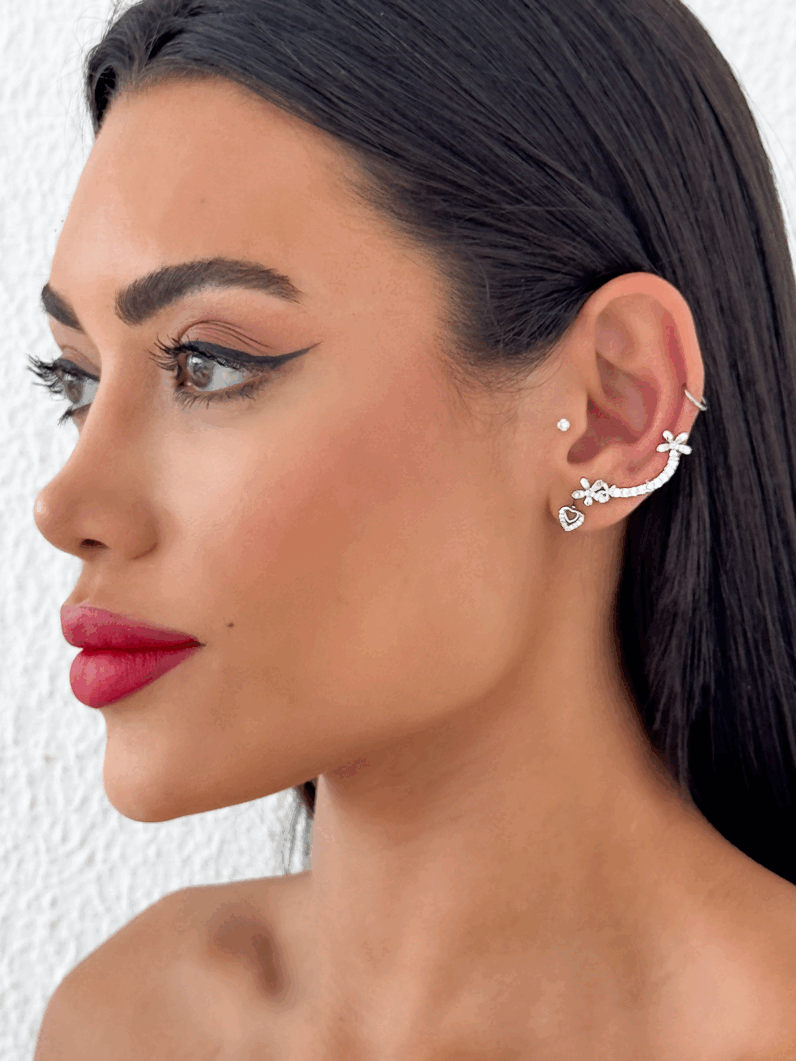 Piercing Folheado a Ouro 18K e Prata Ear Hook Cravejado Flor e Coração