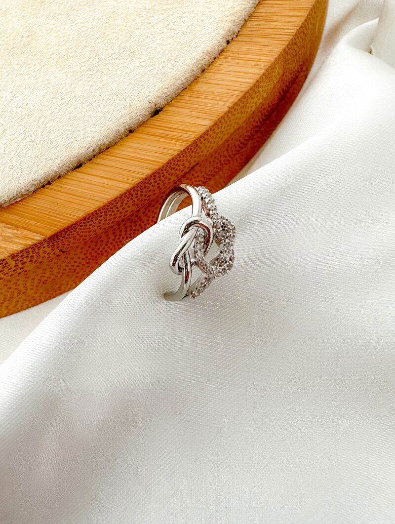 piercing folheado a ouro 18k e prata entreleçado cravejado