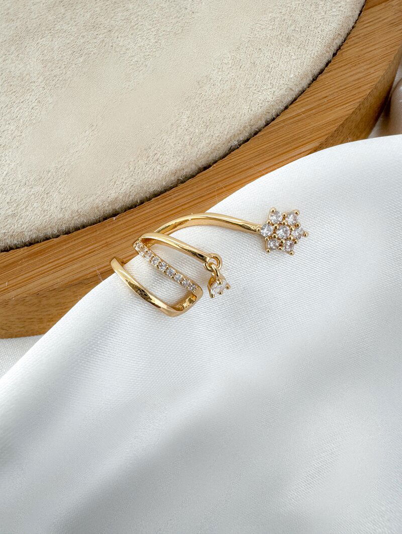 Piercing Folheado a Ouro 18k e Prata Quatro Fios com Flor e Gota de Zircônia