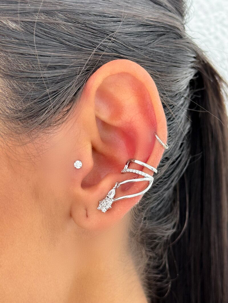 Piercing Folheado a Ouro 18k e Prata Quatro Fios com Flor e Gota de Zircônia