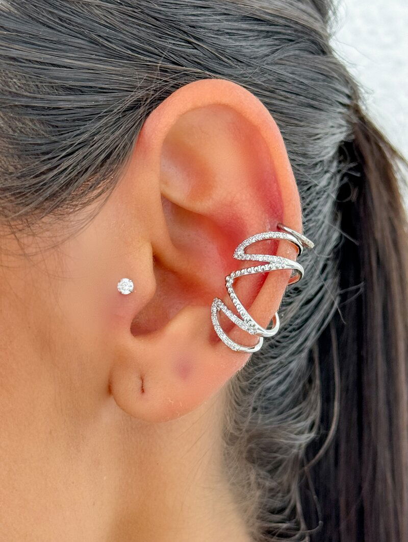Piercing Folheado a Ouro 18k e Prata Seis Fios Cravejados