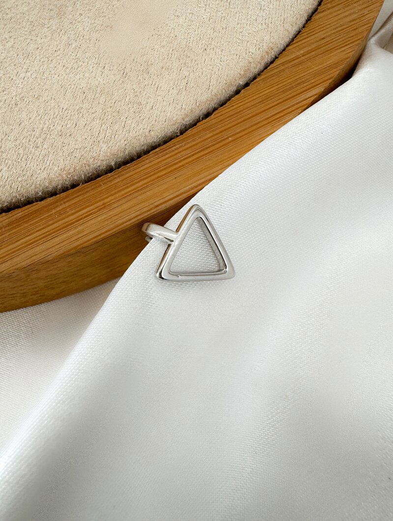 Piercing Folheado a Ouro 18k e Prata Triangulo Vazado