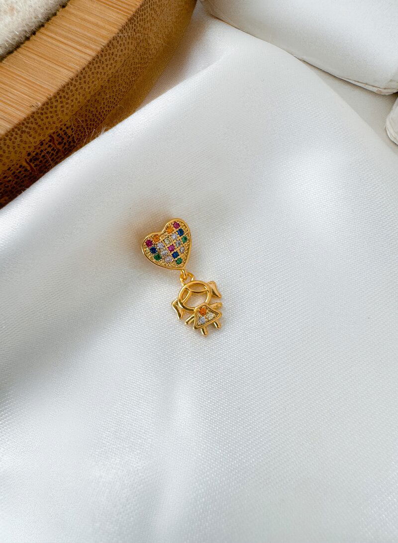 Pingente Folheado a Ouro 18K Coração Cravejado Com Menina