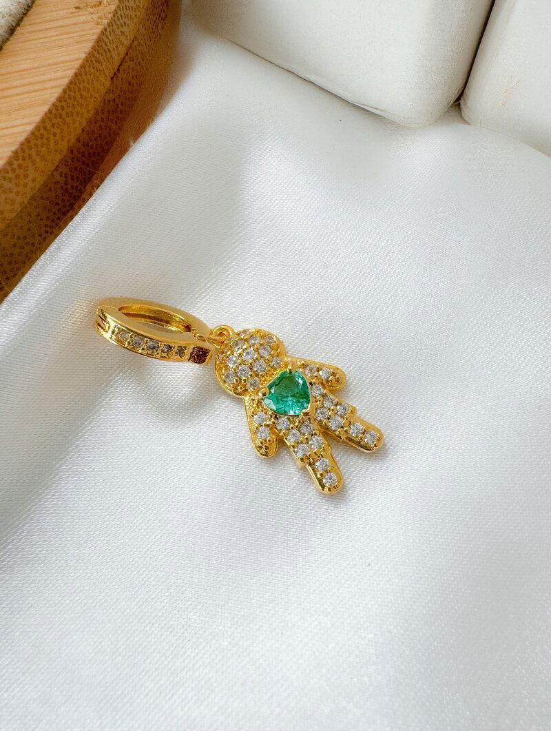 Pingente Folheado a Ouro 18k Fecho Click com Menino Cravejado com Micro Zircônias