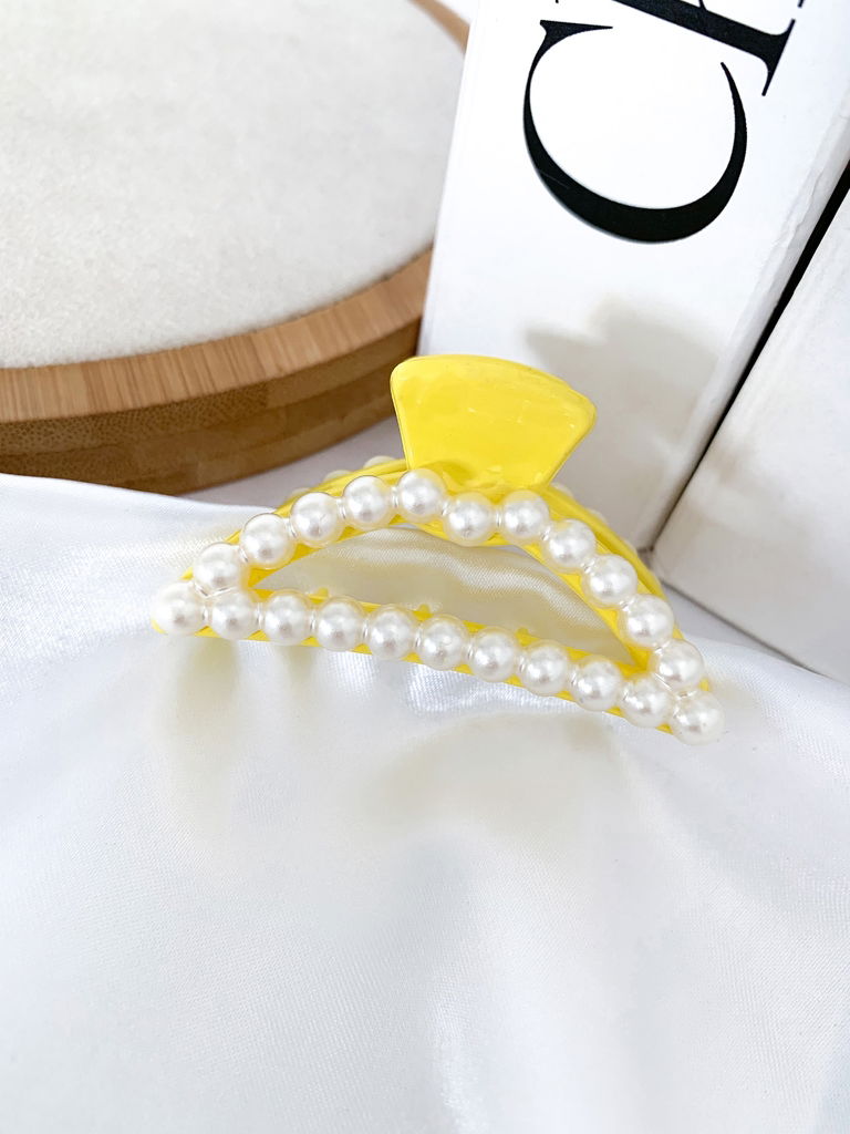 Presilha esmaltada com detalhe de pérolas - P