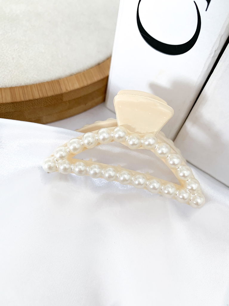 Presilha esmaltada com detalhe de pérolas - P