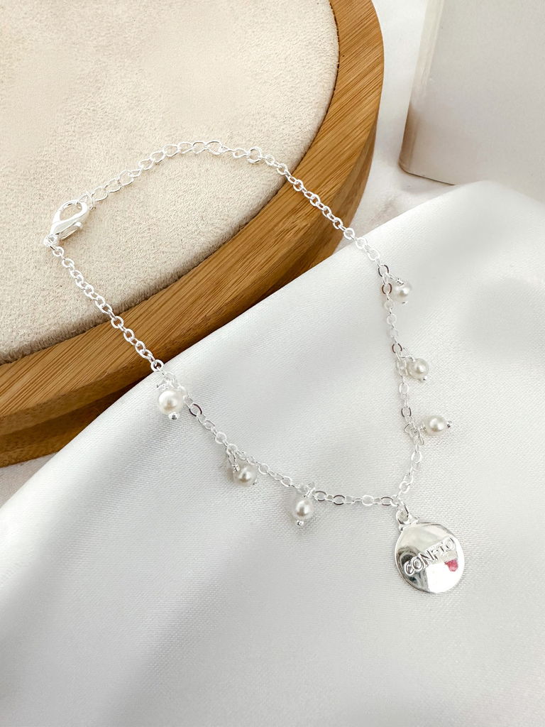 Pulseira com perolas e plaquinha com escrita ''confio '' folheasdo a ouro 18k e prata 925