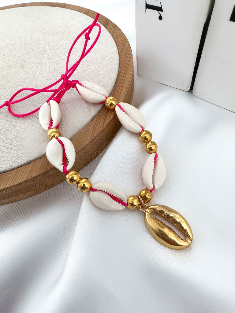 Pulseira de búzios com entre meios de esferas douradas