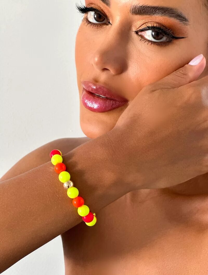 Pulseira de esferas coloridas e detalhe em folheado