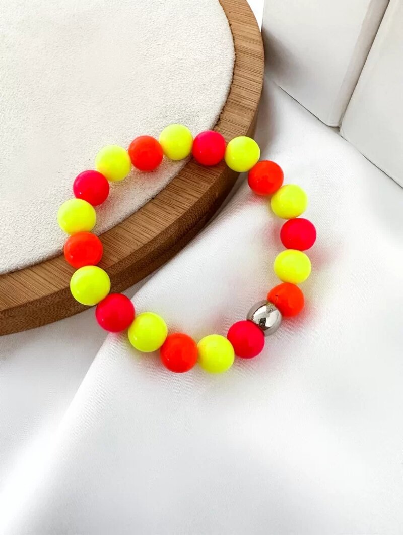 Pulseira de esferas coloridas e detalhe em folheado