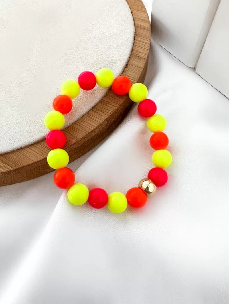Pulseira de esferas coloridas e detalhe em folheado