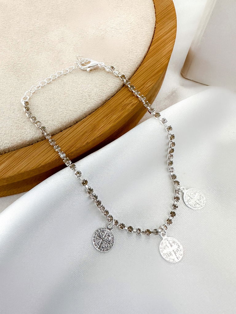 Pulseira de micro zircônia com medalhas São Bento folheado a ouro 18k e prata 925
