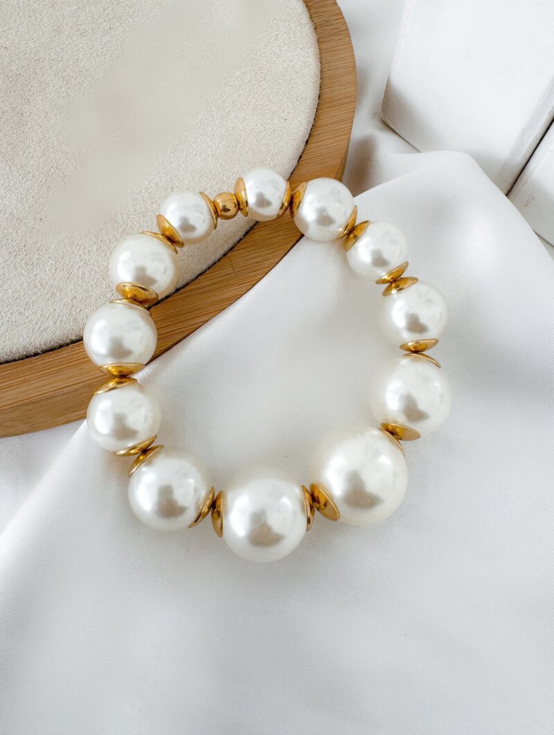 Pulseira de Pérolas com Detalhes Dourado