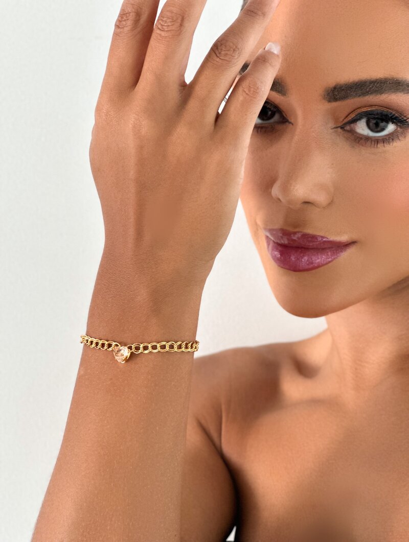 Pulseira elo duplo com coração de zircônia folheado a ouro 18k.