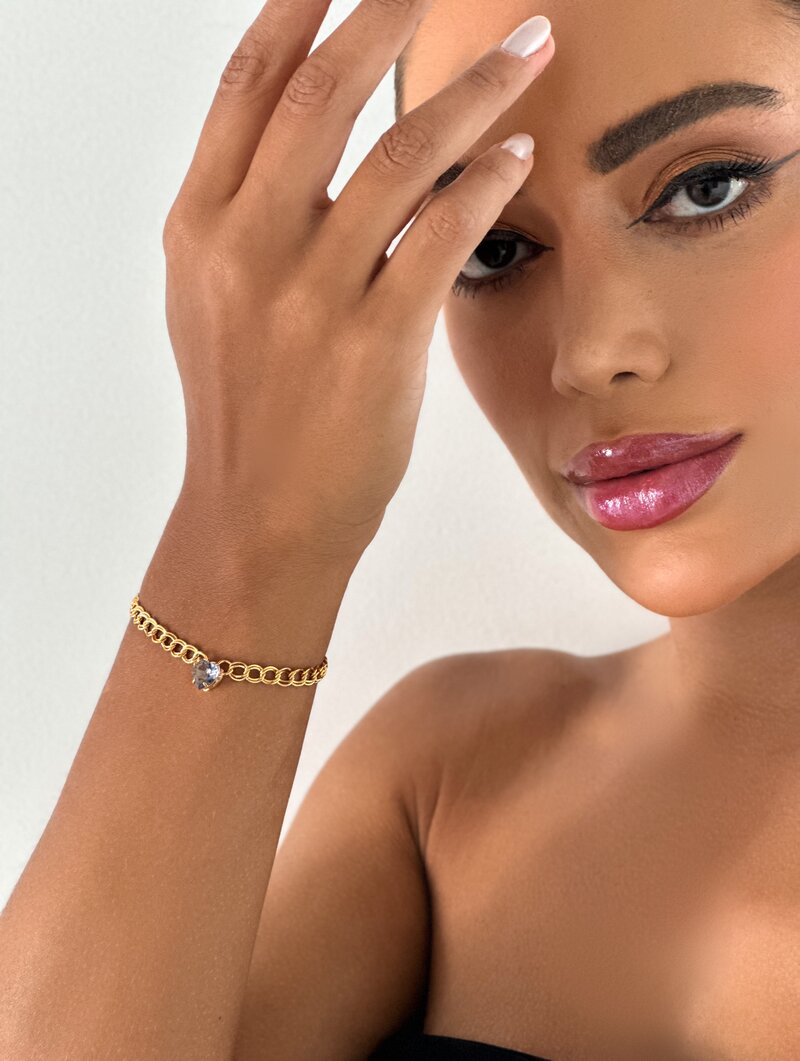Pulseira elo duplo com coração de zircônia folheado a ouro 18k.