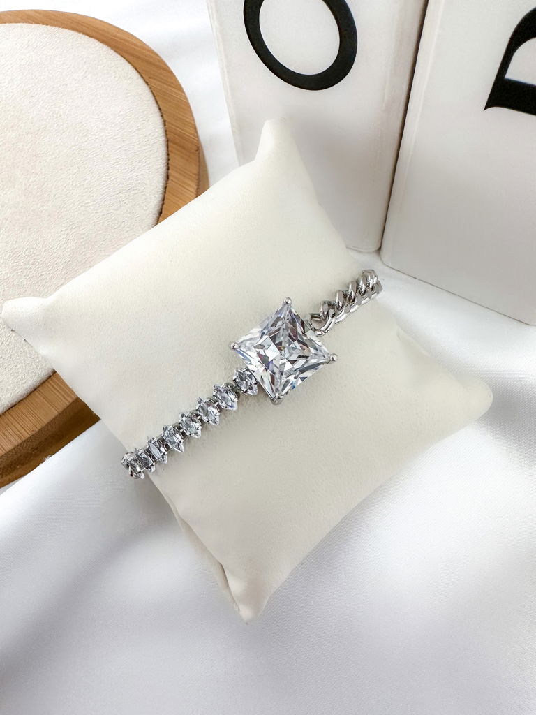 Pulseira elo grumet com navetes e pedra quadrada folheada a ouro 18k e prata