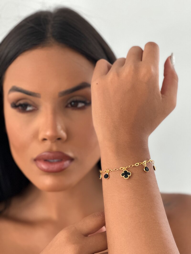 Pulseira Folheada a Ouro 18k Corrente de Corações com Zircônias e Pingente Inspiração