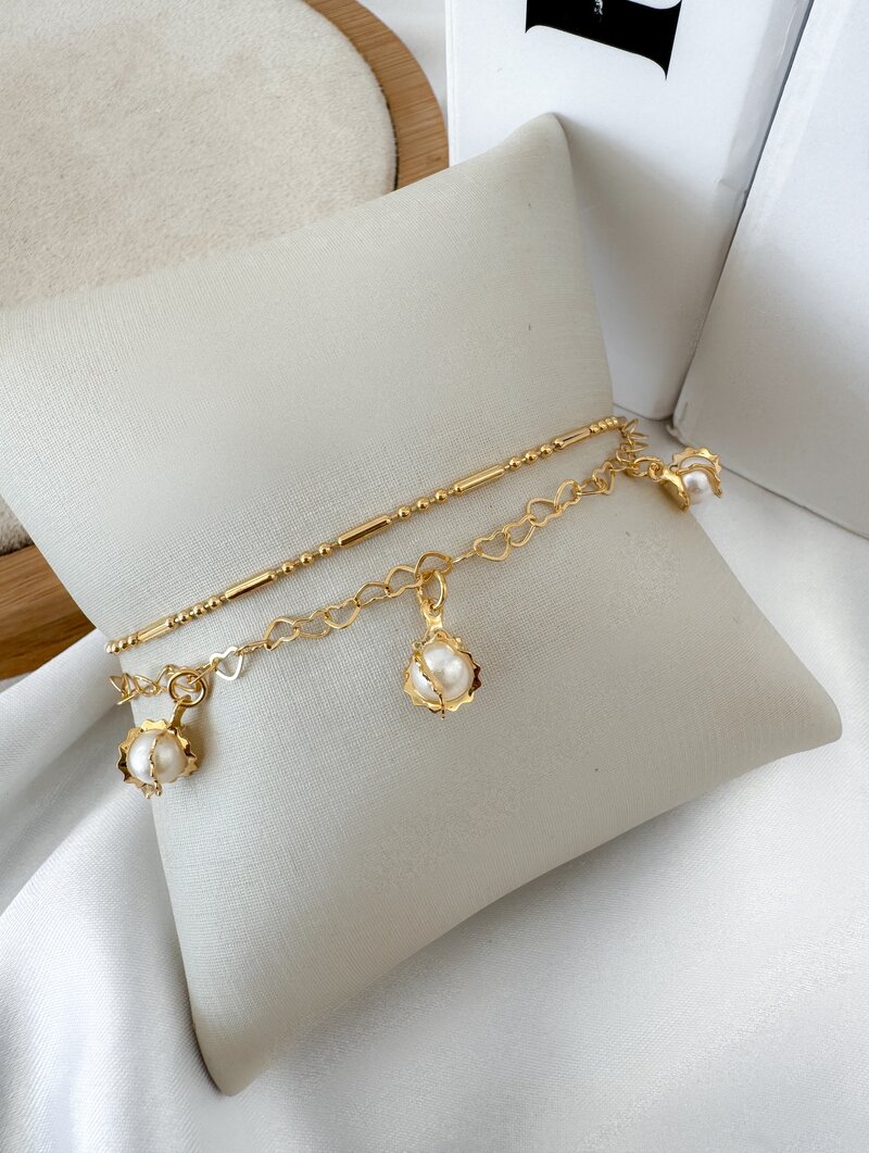 Pulseira Folheada a Ouro 18k Dois Fios com Corações Vazados e Pérolas