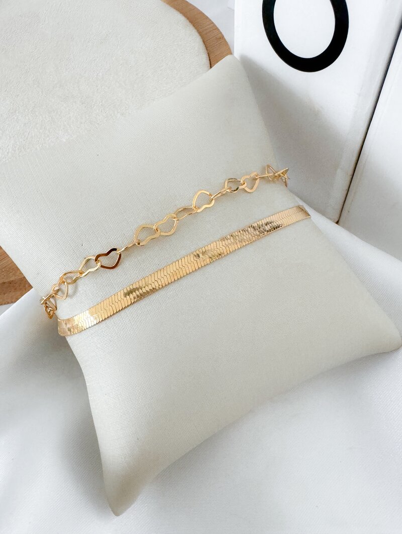 Pulseira Folheada a Ouro 18k Dois Fios Fita Laminada com Corações Vazados