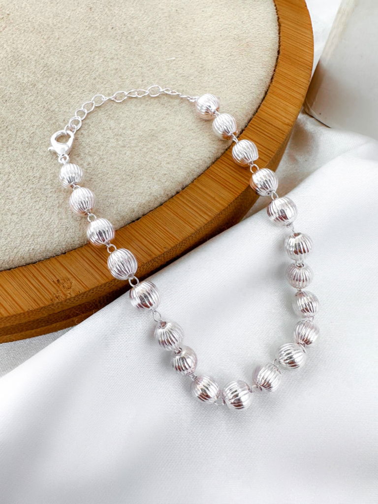 Pulseira folheada a ouro 18k e prata 925 de esferas estonadas.