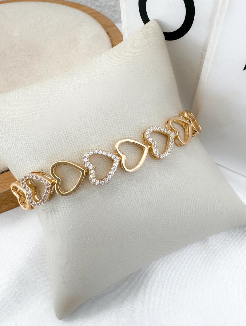 Pulseira Folheada a Ouro 18k e Prata Corações Vazados com Detalhes Cravejados