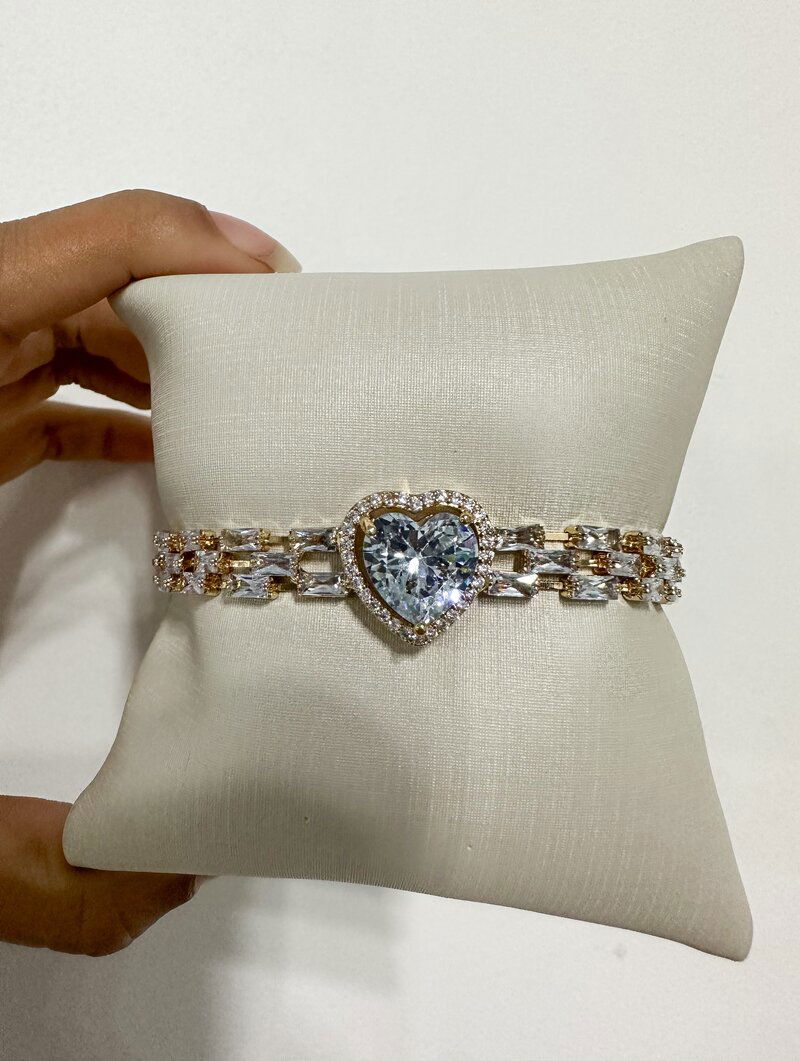 Pulseira Folheada a Ouro 18k e Prata Corrente de Navetes com Coração de Zircônia