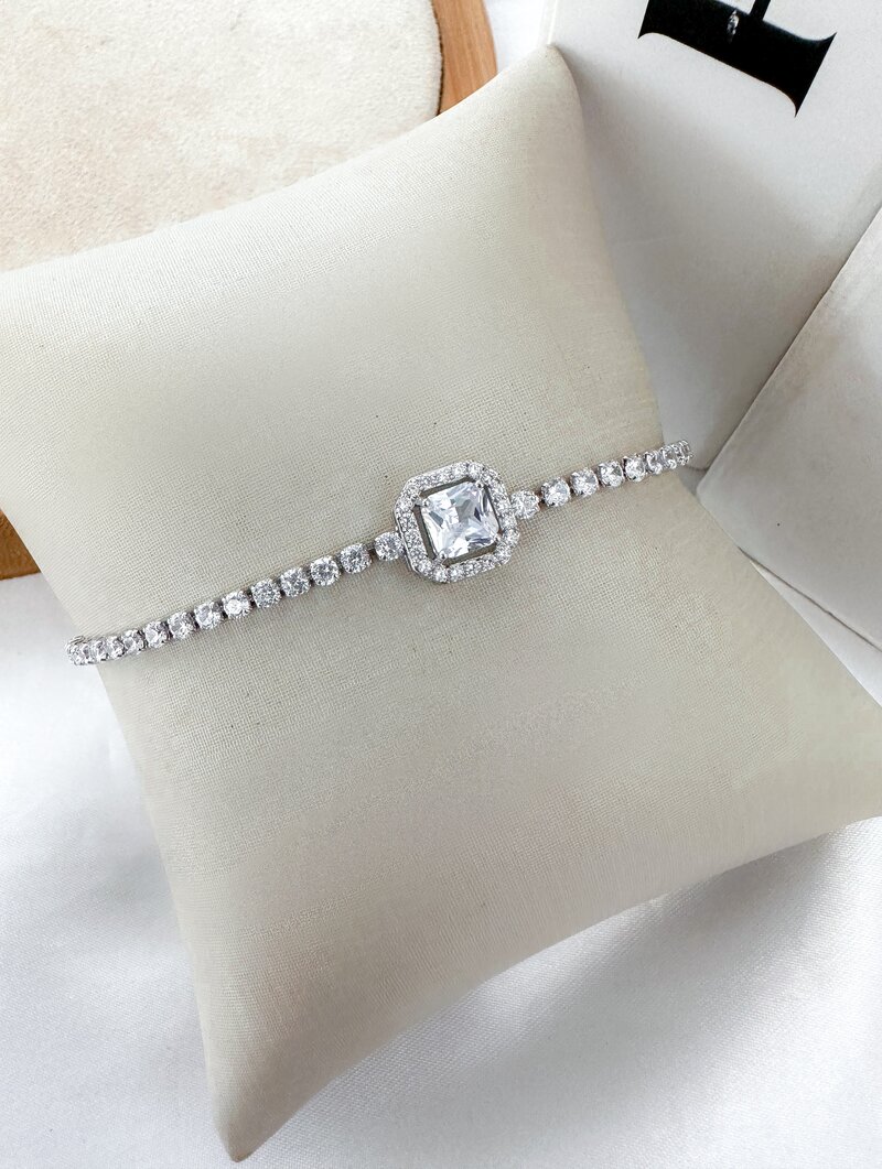 Pulseira Folheada a Ouro 18k e Prata Corrente de Zircônias com Pingente Quadrado