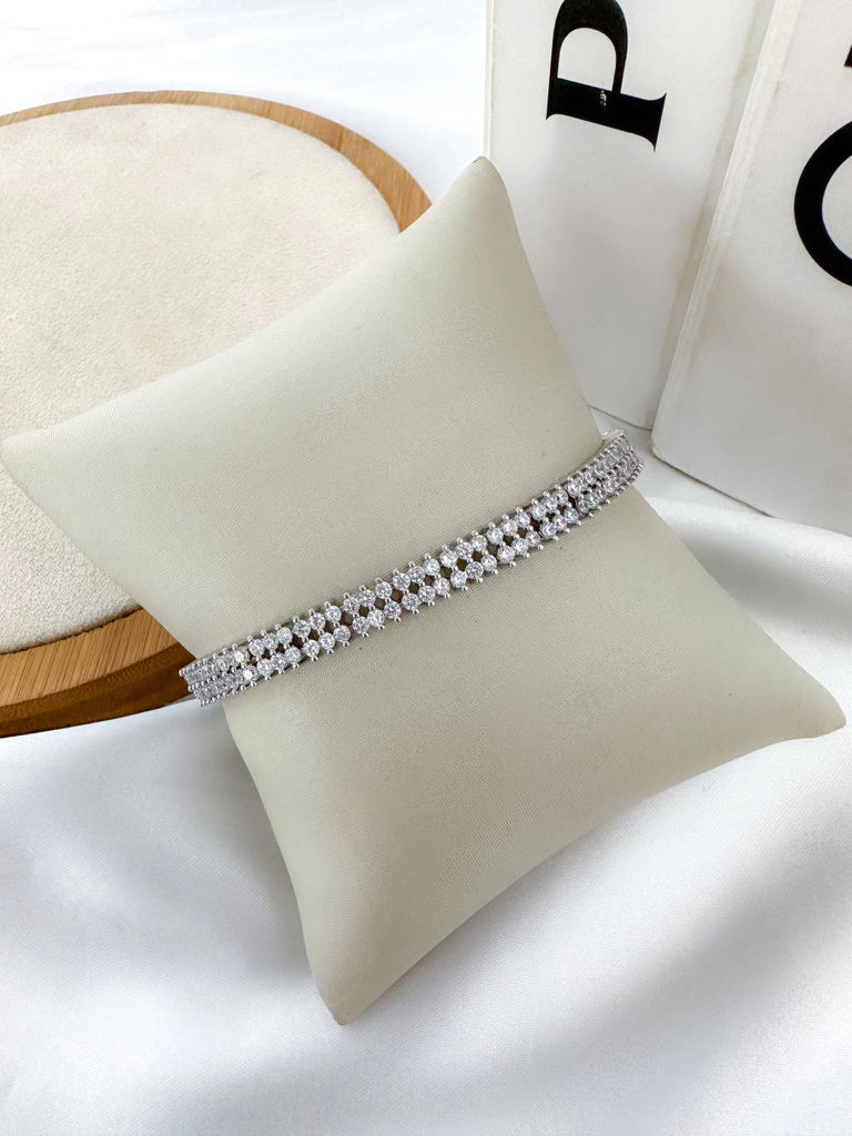 pulseira folheada a ouro 18k e prata quadrada cravejada micro zircônias.