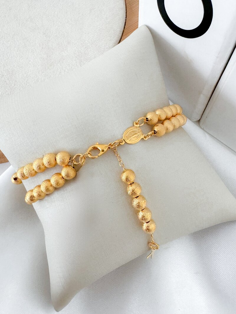 Pulseira Folheada a Ouro 18k Esferas Estonadas com Medalha e Crucifixo