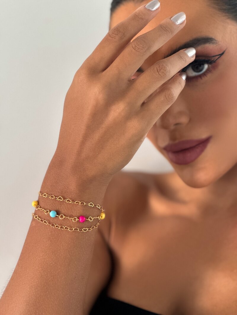 Pulseira Folheada a Ouro 18k Três Fios de Corações com Esferas Coloridas
