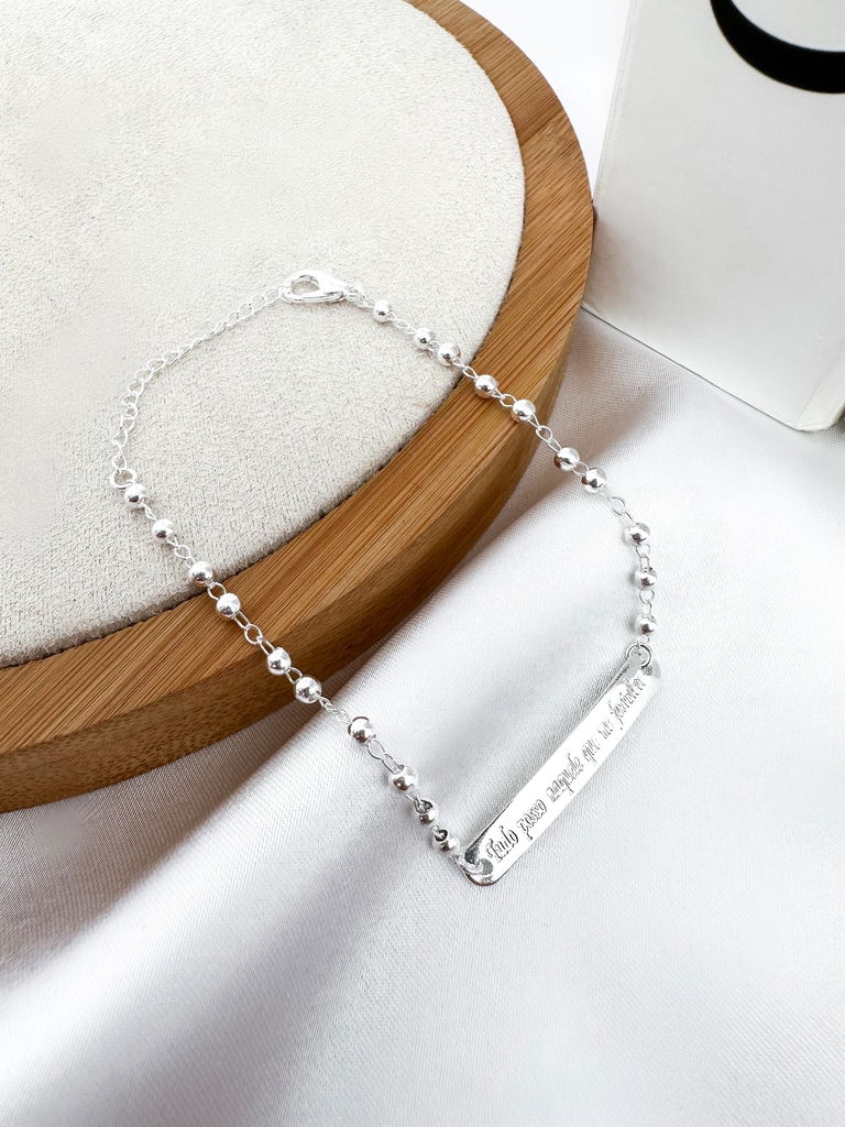 Pulseira folheada a ouro com esferas e placa com escrita ''TUDO POSSO NAQUELE QUE ME FORTALECE''