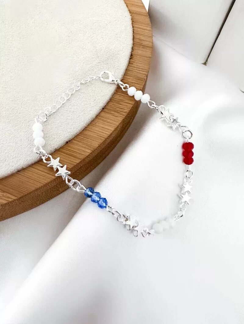 Pulseira folheada com cristais e entre meio de estrelas.