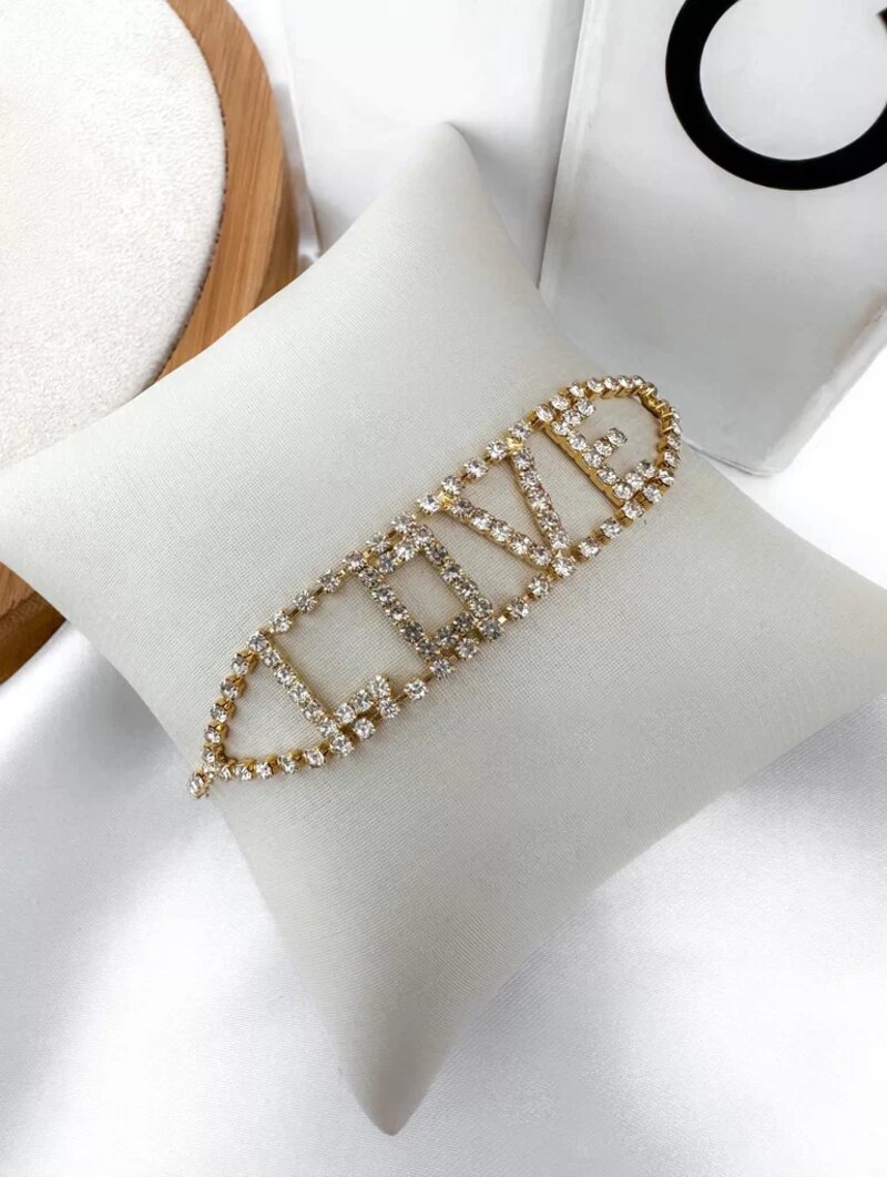 Pulseira folheado a ouro 18k com escrita 'LOVE' .