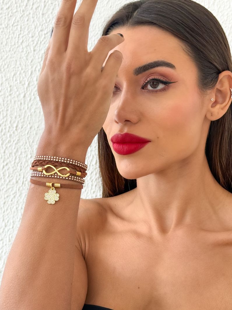 Pulseira Folheado a Ouro 18k Courinho Pingente Infinito e Trevo Cravejado