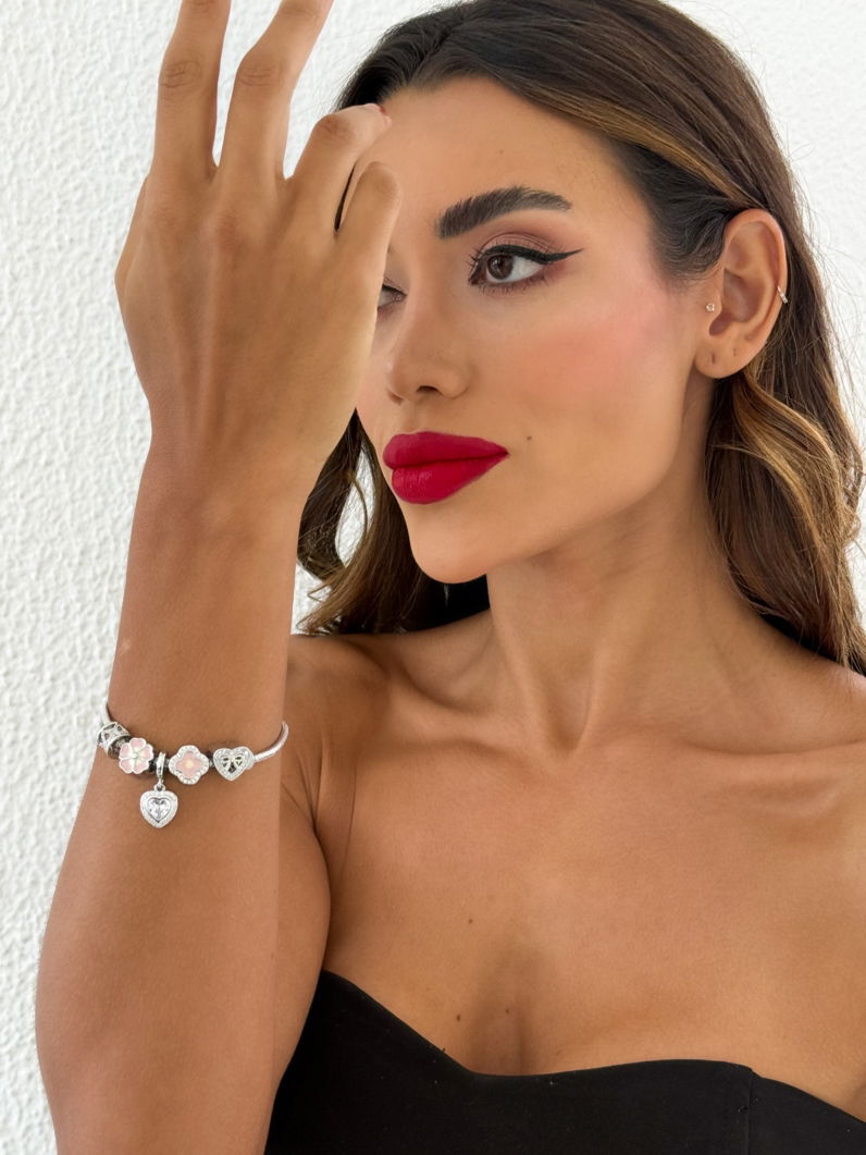 Pulseira Folheado a Ouro 18k e Prata Com Berloques Inspiração Vg Cravejado Com Flor e Micro Zircônia