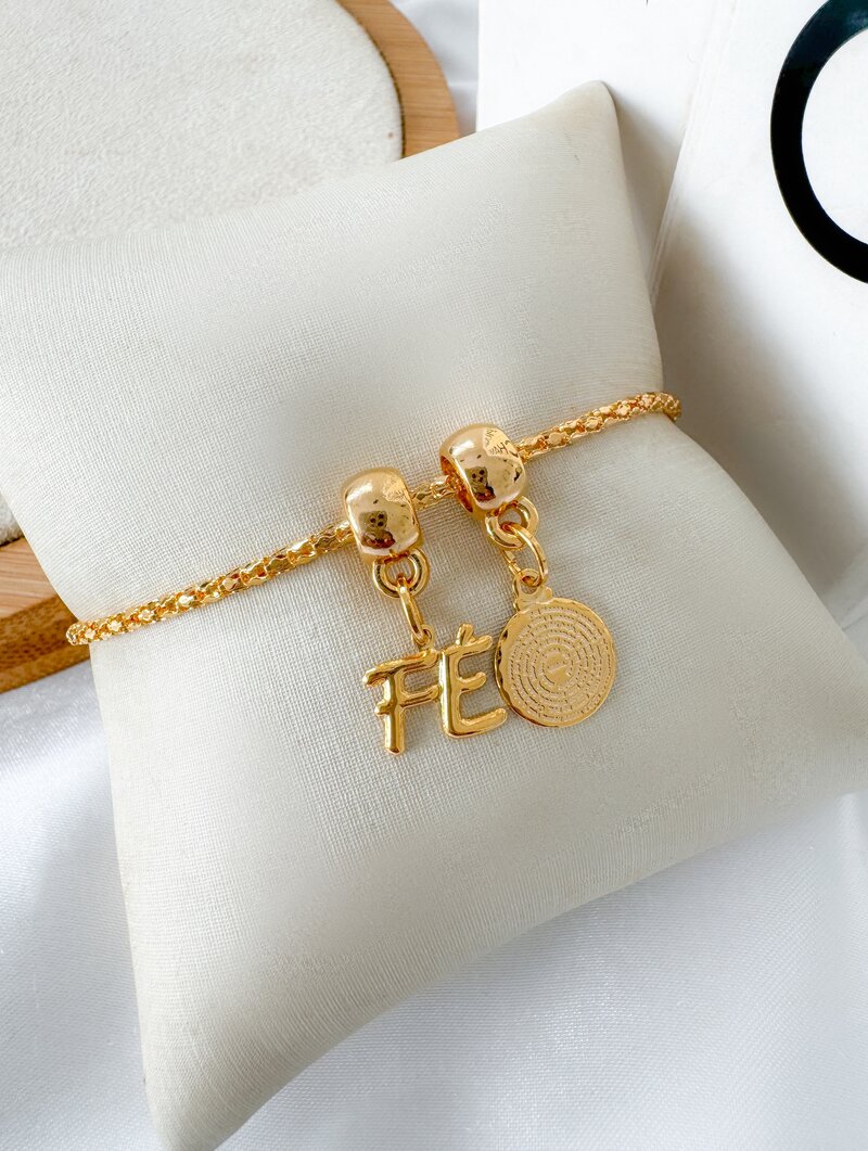 Pulseira Folheado a Ouro 18k Rabo de Tatu com Pingentes Fé e Medalha