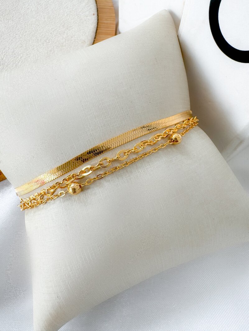 Pulseira Folheado a Ouro 18k Três Fios com Fita Laminada e Corações Vazados