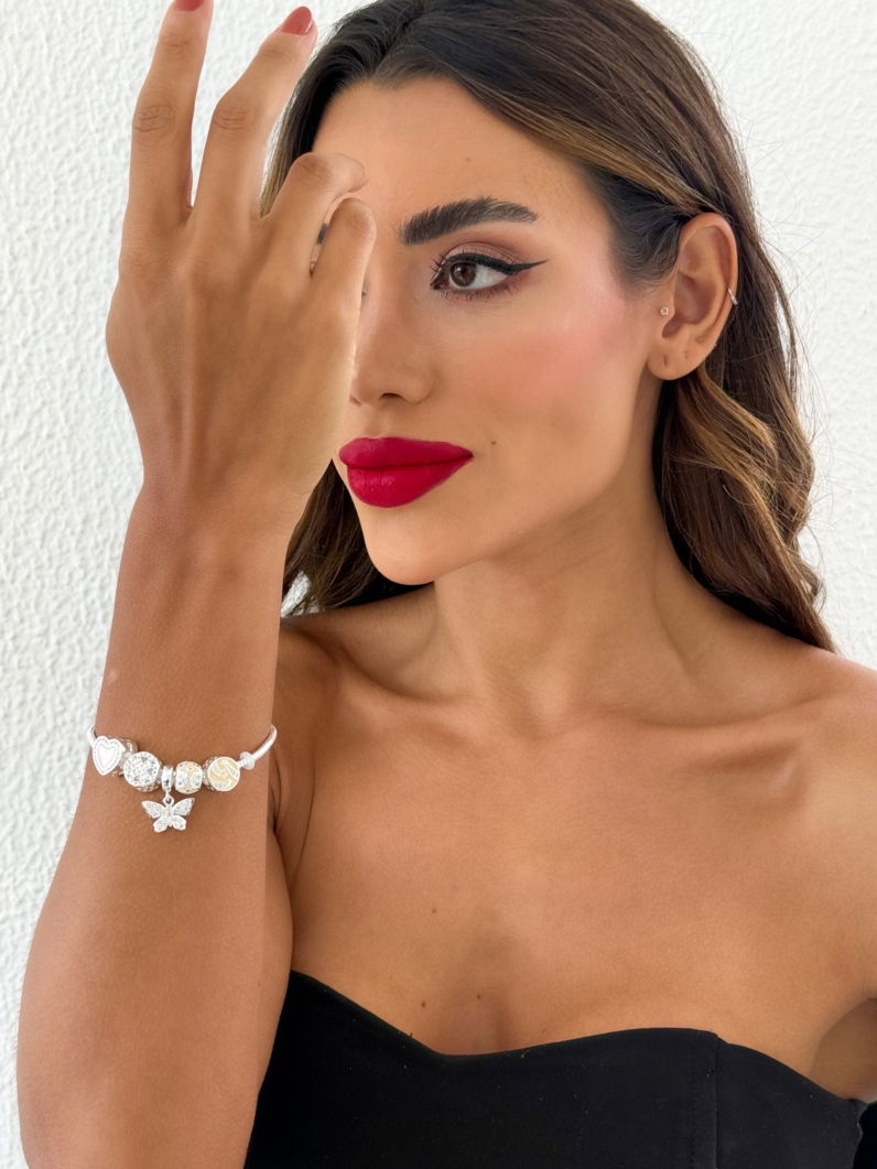 Pulseira Semi Joia Folheado a Prata 925 Com Berloques de Coração, Trevo, Inspiração Vg e Borboleta