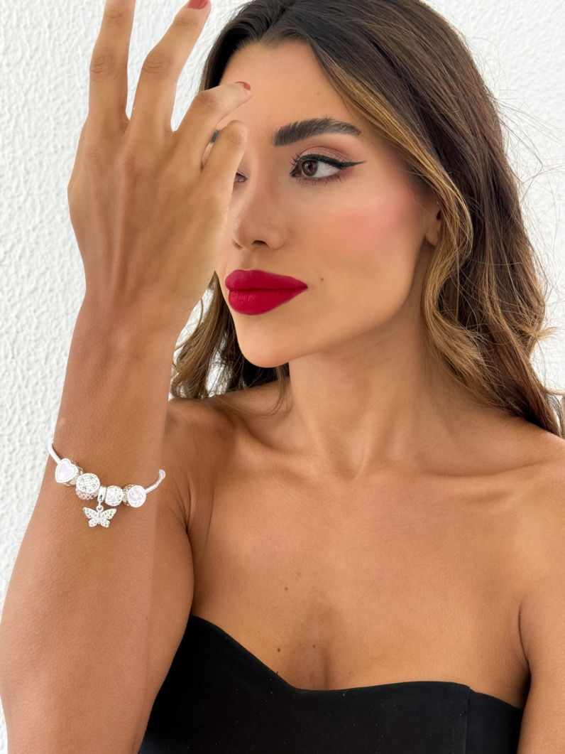 Pulseira Semi Joia Folheado a Prata 925 Com Berloques de Coração, Trevo, Inspiração Vg e Borboleta