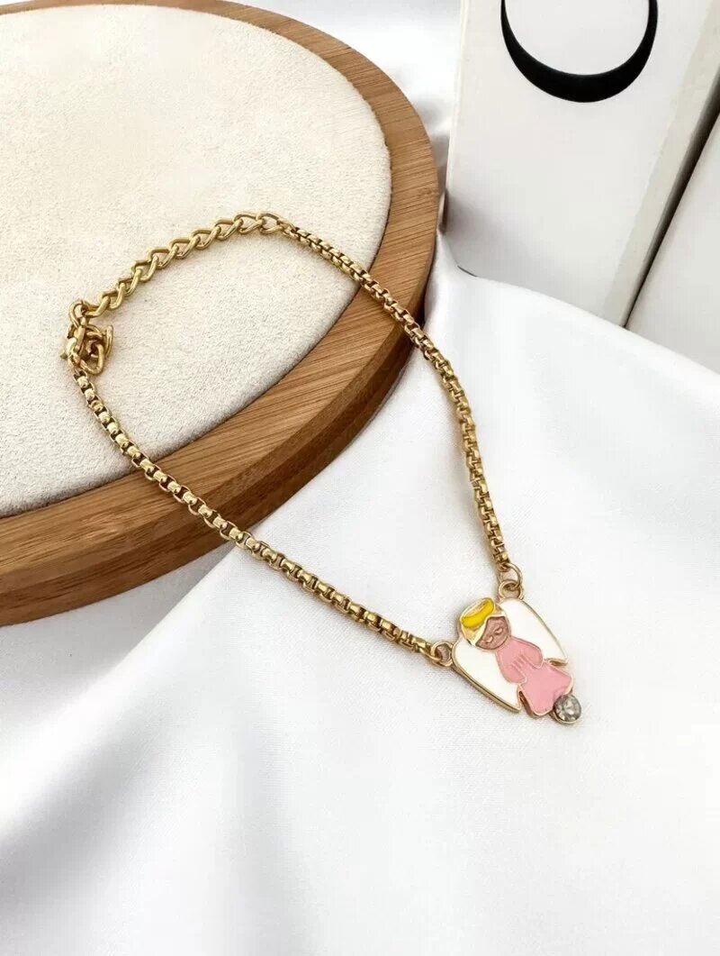 Pulseira groumet folheado a ouro com pingente de anjo madre perola