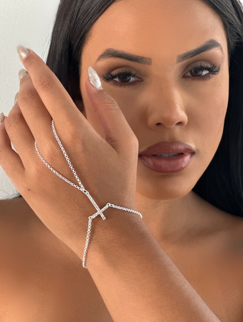 Pulseira Hand Chain Folheada a Ouro 18k e Prata Corrente Fina com Crucifixo