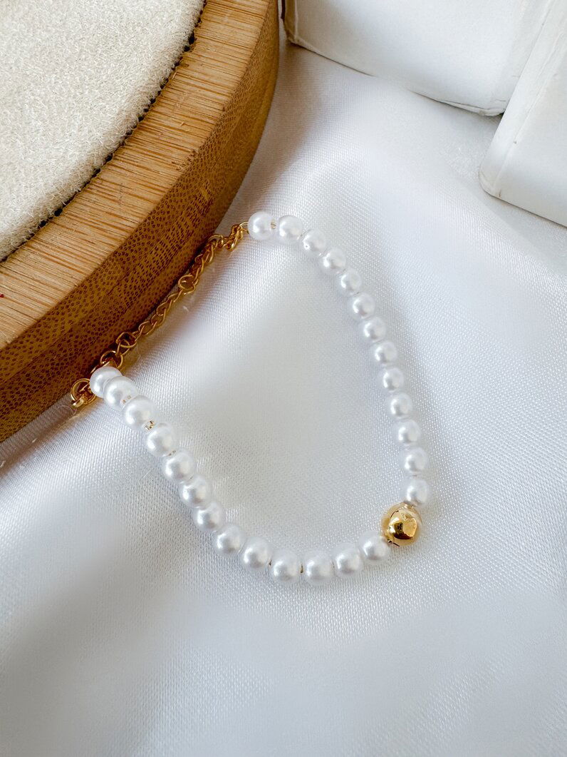 Pulseira infantil folheada a ouro 18k e prata pérolas com esfera lisa
