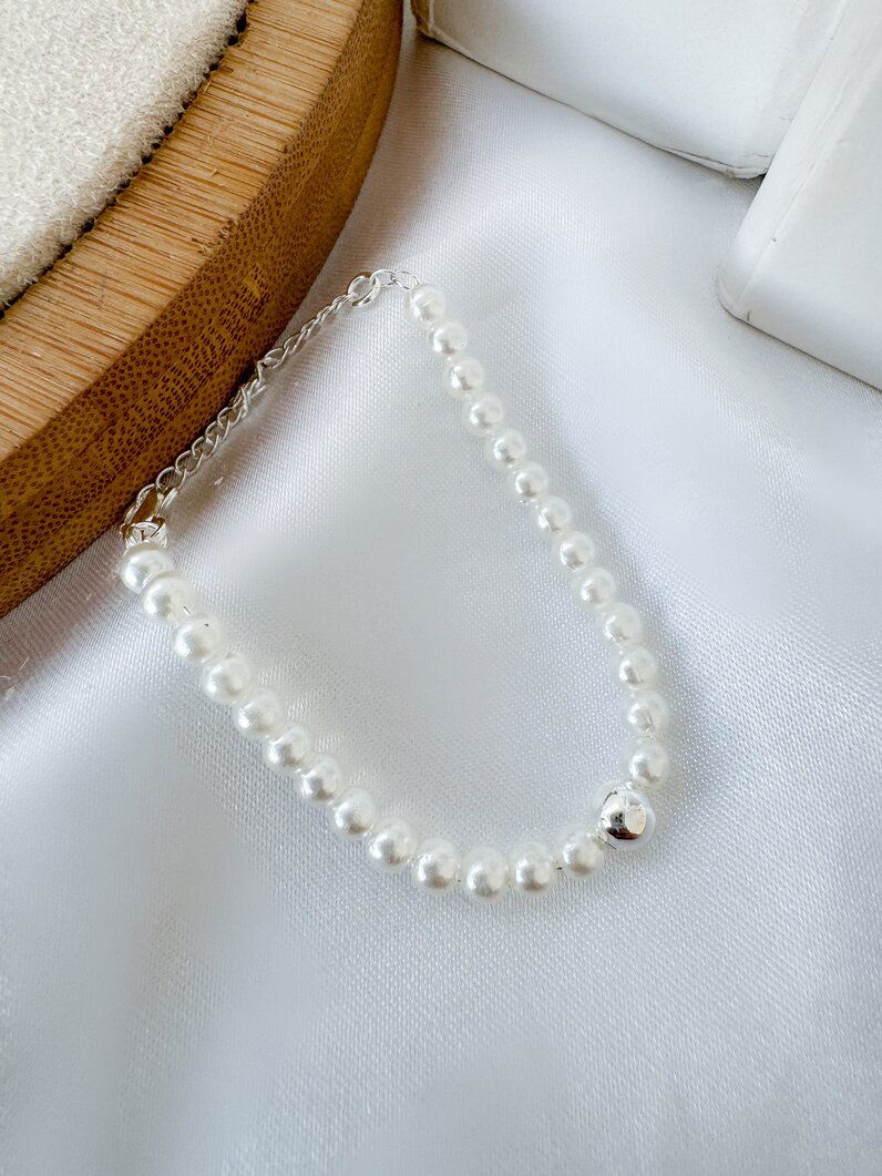 Pulseira infantil folheada a ouro 18k e prata pérolas com esfera lisa